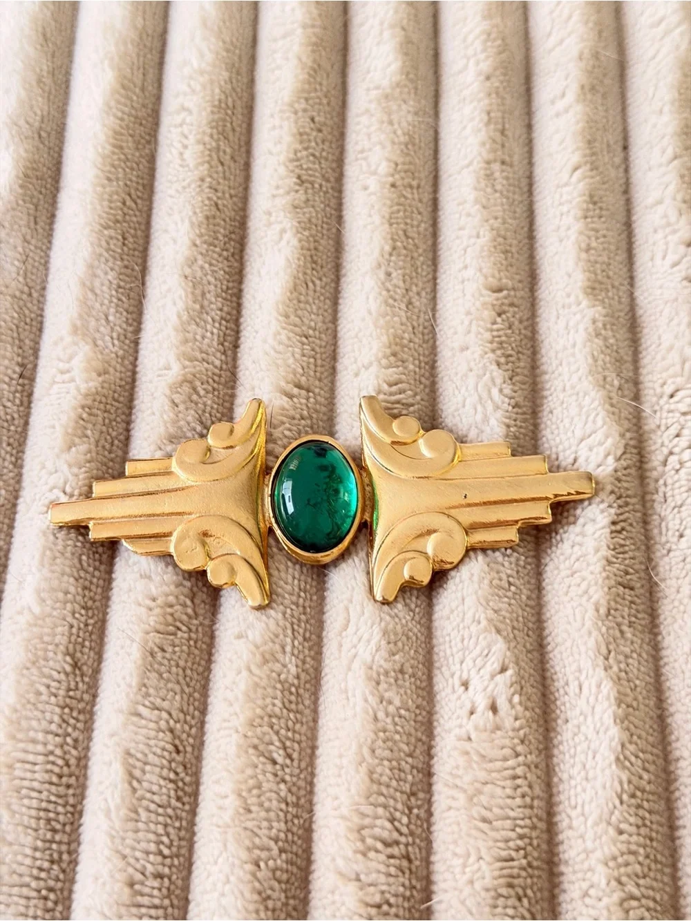 Gold-Tone Winged Brooch Emerald Green Glass Cabochon 3 1/2” large gender neutral